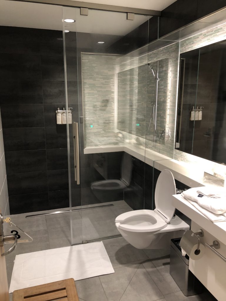 Review: American Airlines Flagship Lounge - Los Angeles ( LAX )