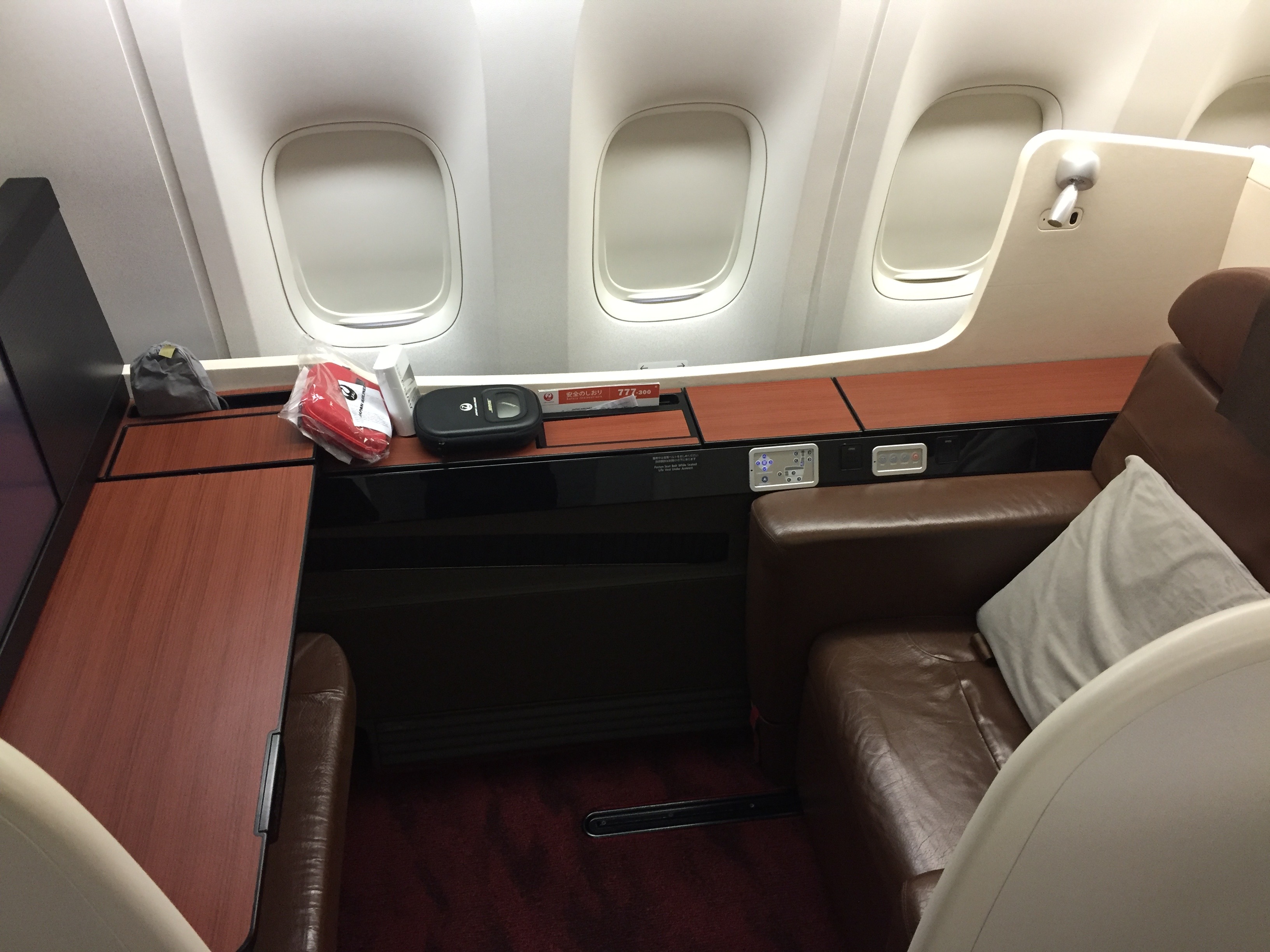 Review: Japan Airlines First Class 777-300ER Tokyo to Los Angeles 